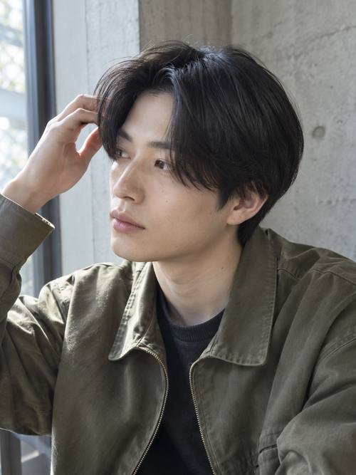 メンズ センターパートマッシュのヘアスタイルイメージ