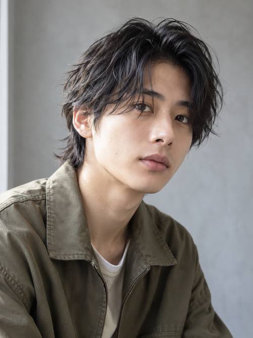 メンズ 無造作なミディアムのヘアスタイルイメージ
