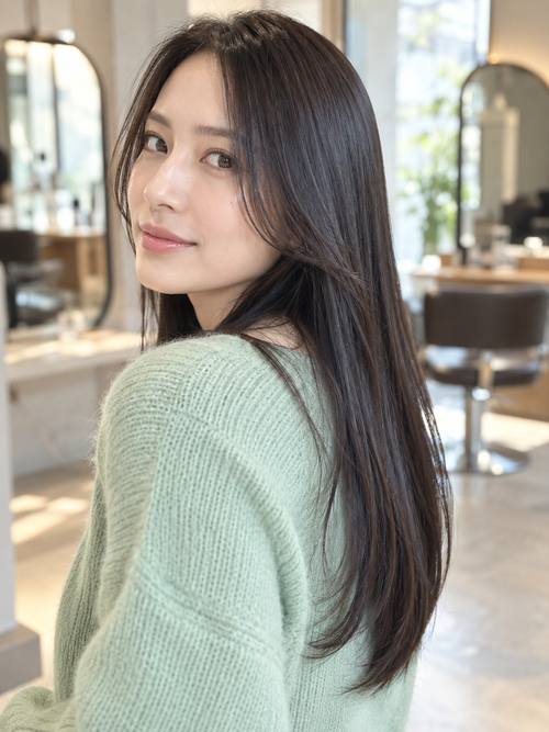 顔まわりレイヤー入りのストレートロングのヘアスタイルイメージ