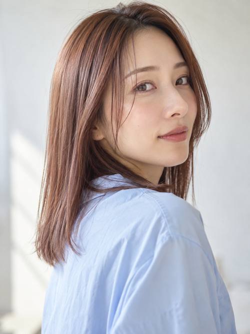 くせ毛を自然にまっすぐにしたミディアムのヘアスタイルイメージ