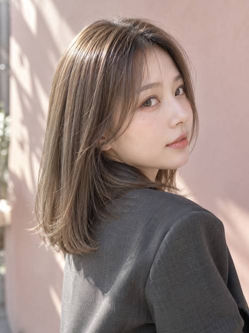 髪質改善で広がりを抑えたミディアムのヘアスタイルイメージ
