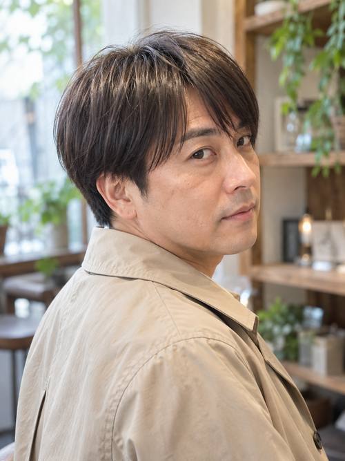 メンズの縮毛矯正ナチュラルマッシュのヘアスタイルイメージ