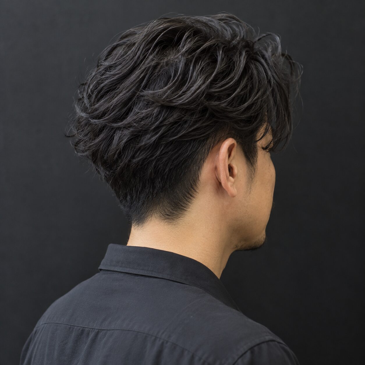 直毛でトップがつぶれる男性へ｜長岡のメンズパーマ相談ガイド